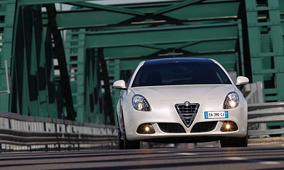 2010_alfa_romeo_giulietta_22