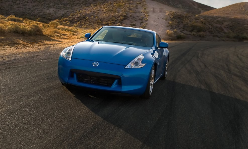 2009-Nissan-370Z-1