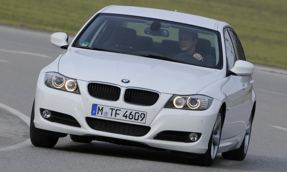 BMW-320d-EfficientDynamics-19