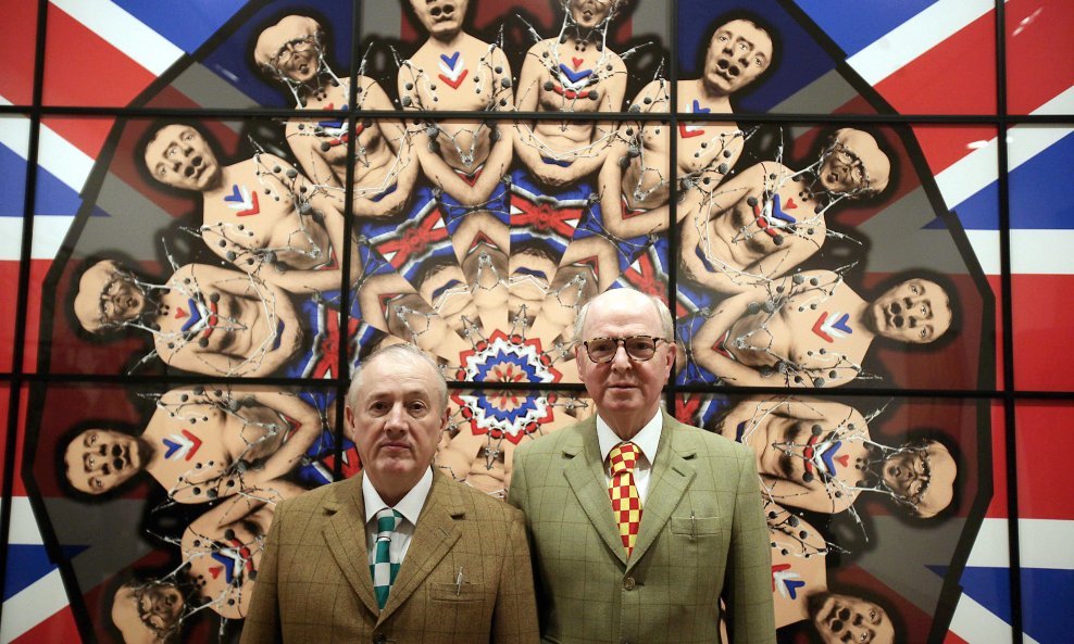 Svjetski poznati britanski umjetnički par Gilbert&George, čija će izložba iduće godine biti postavljena u zagrebačkom Muzeju suvremene umjetnosti, pred jednim od svojih posljednjih djela - slikom nazvanom 'Union Jack' - na otvaranju izložbe 'Jack Freak Pi