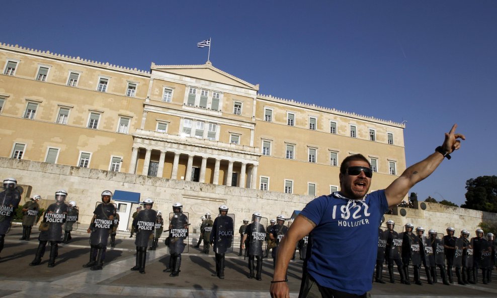 Prosvjednik pred parlamentom