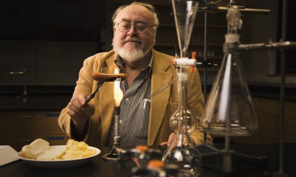 znanstvenik jede u laboratoriju