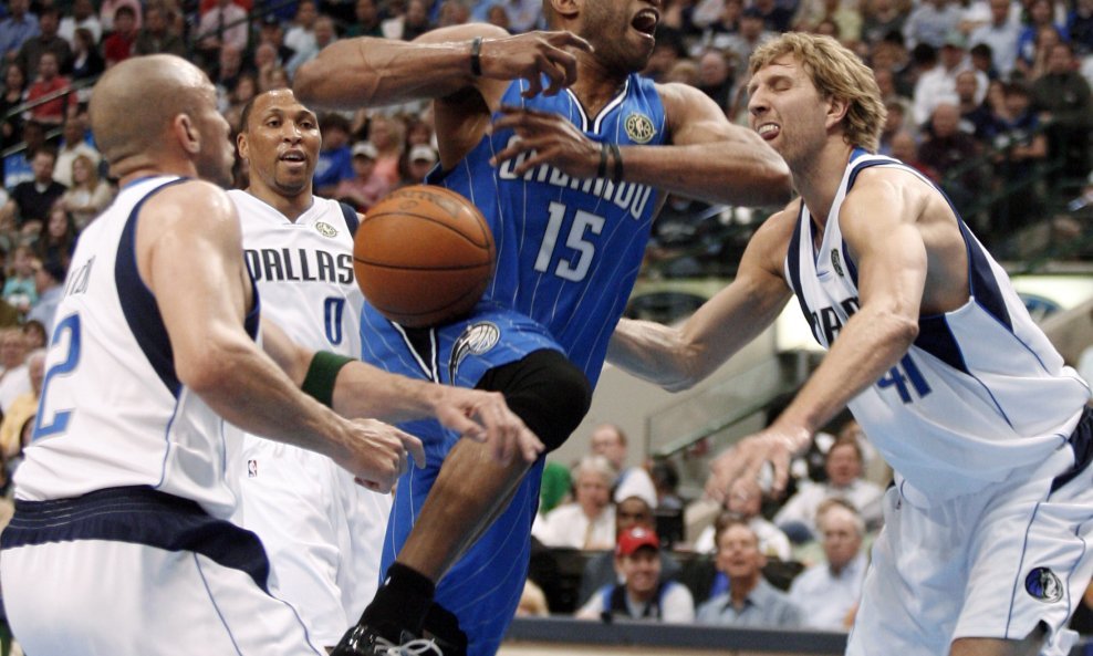 Orlando Magic Vince Carter (u plavom dresu), Jason Kidda (L) i Shawn Marion (2 L),  Dirk Nowitzki