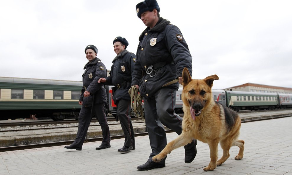 2010-03-30T093518Z_01_STA01_RTRIDSP_3_RUSSIA-METRO-BLAST