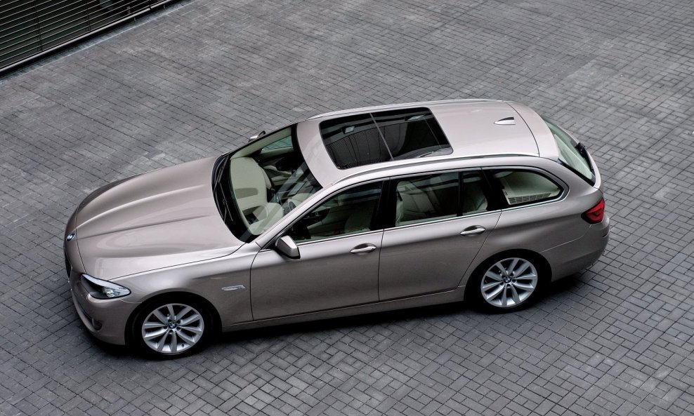 2011-BMW-5-Series-Touring-64