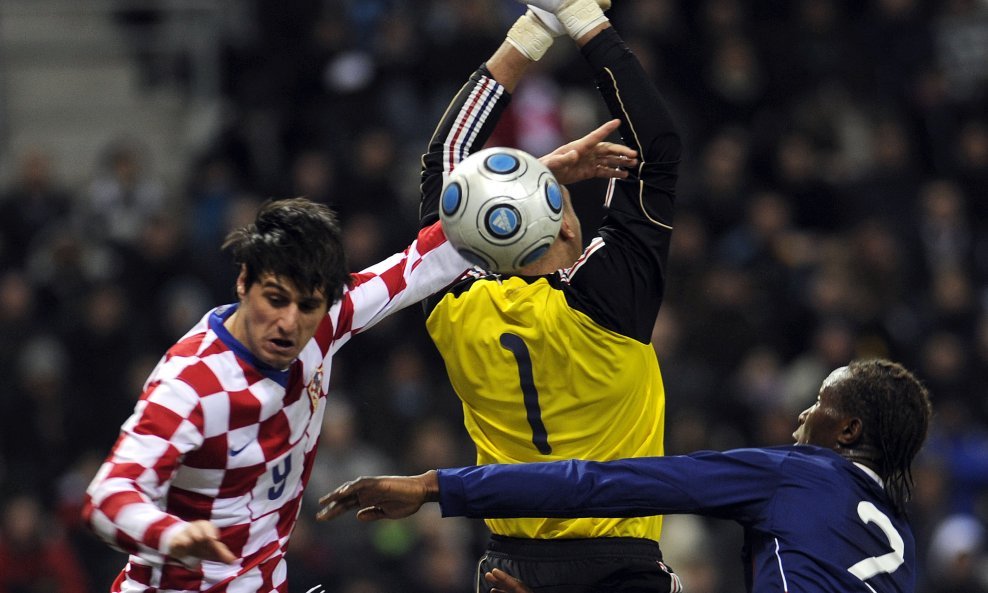 Nikola Kalinić (Hrvatska) vs. Kevin Olimp, Mapou Yanga Mbiwa Francuska, U-21 reprezentacija 2010