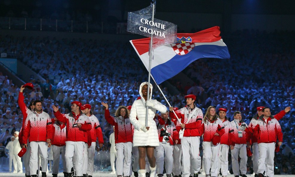 Hrvatska delegacija na otvaranju igara, Jakov Fak sa hrvatskom zastavom