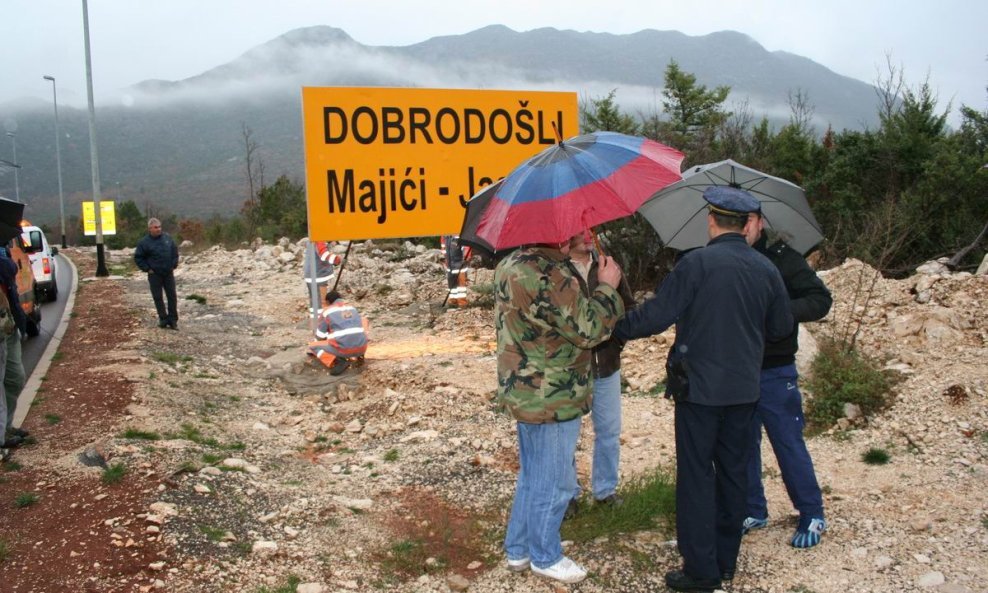 Pod policijskim osiguranjem cestari pile table
