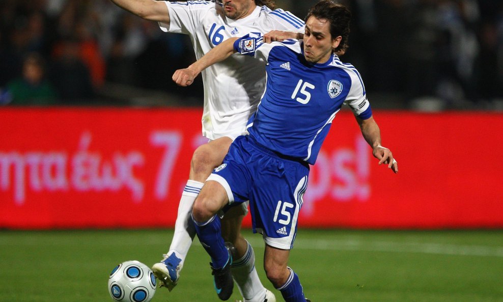 Yossi Benayoun (Izreal) i Sotirios Kyrgiakos (Grčka)