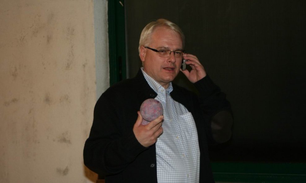 Josipović - pozivi na mobitel u sred partije balota