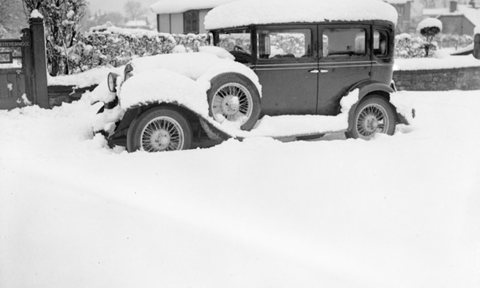 starinski auto pod snijegom