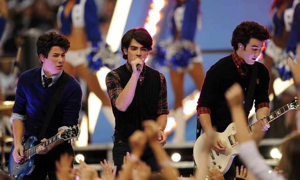 JONAS BROTHERS