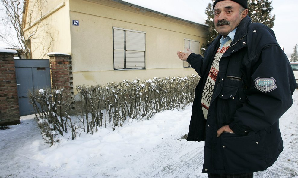 Pijana Reza Dolancic (63.god) s 1,58. promila alkohola u krvi sjekirom u krevetu ubila svog supruga Milana (68. god) u obiteljskoj kuci na broju 57. u selu Sveti Djuradj u blizini Donjeg Miholjca. Obiteljski prijatelj Milan Goman sokiran je tragicnim doga