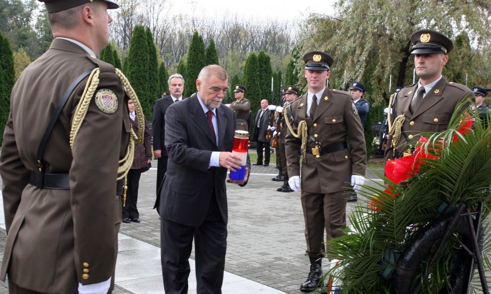 mesić polaže vijence na memorijalnom groblju u vukovaru svi sveti 2009.