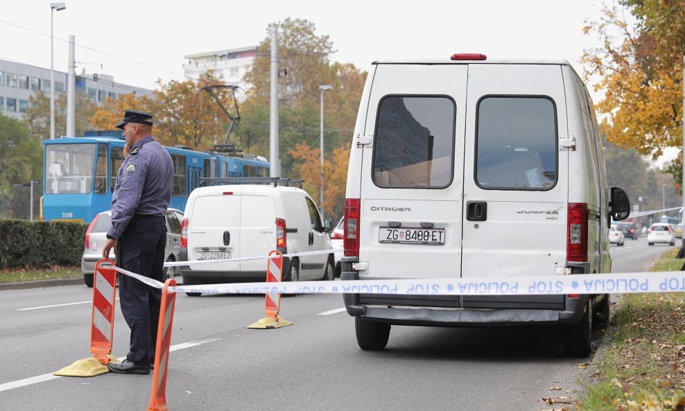 Policija pretražuje sumnjivi kombi