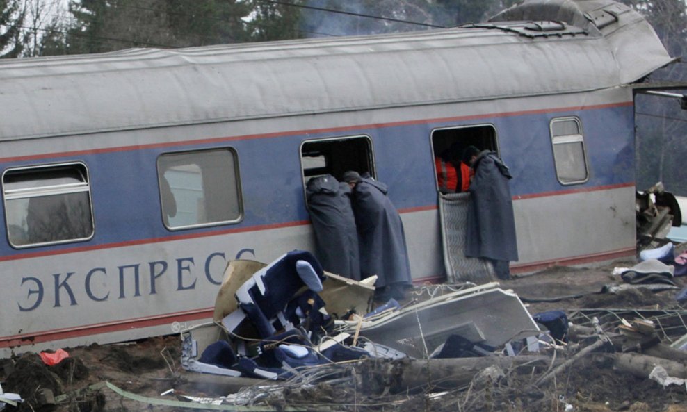 2009-11-28T133019Z_01_DEN08R_RTRIDSP_3_RUSSIA-TRAIN