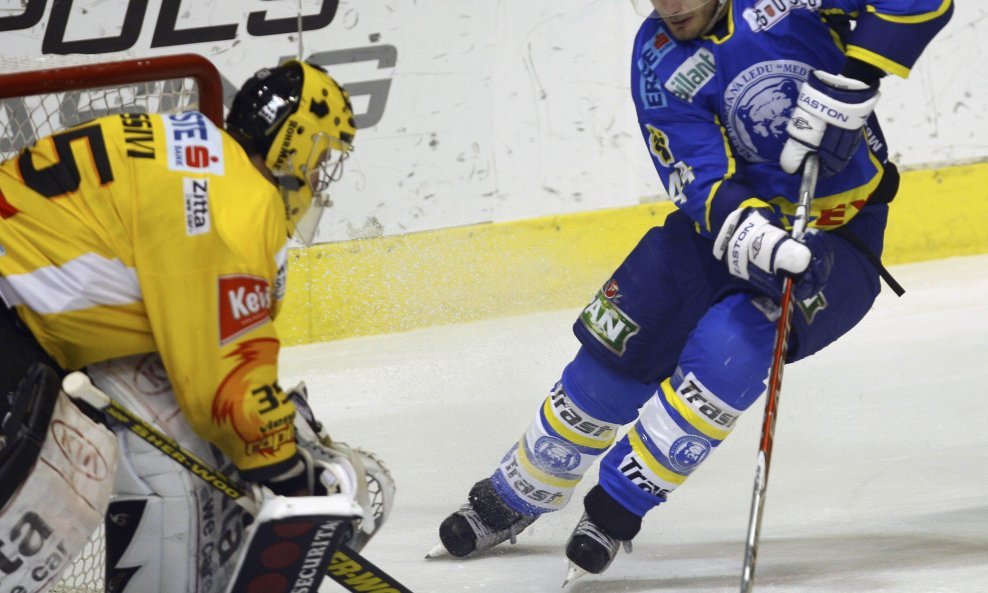 Hokej na ledu, Medveščak (Mike Oullette) - Vienna Capitals