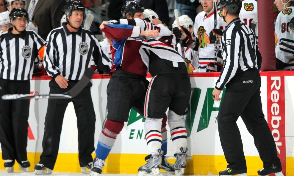 Matt Hendricks (Colorado Avalanche) i Colin Fraser (Chicago Blackhawks)