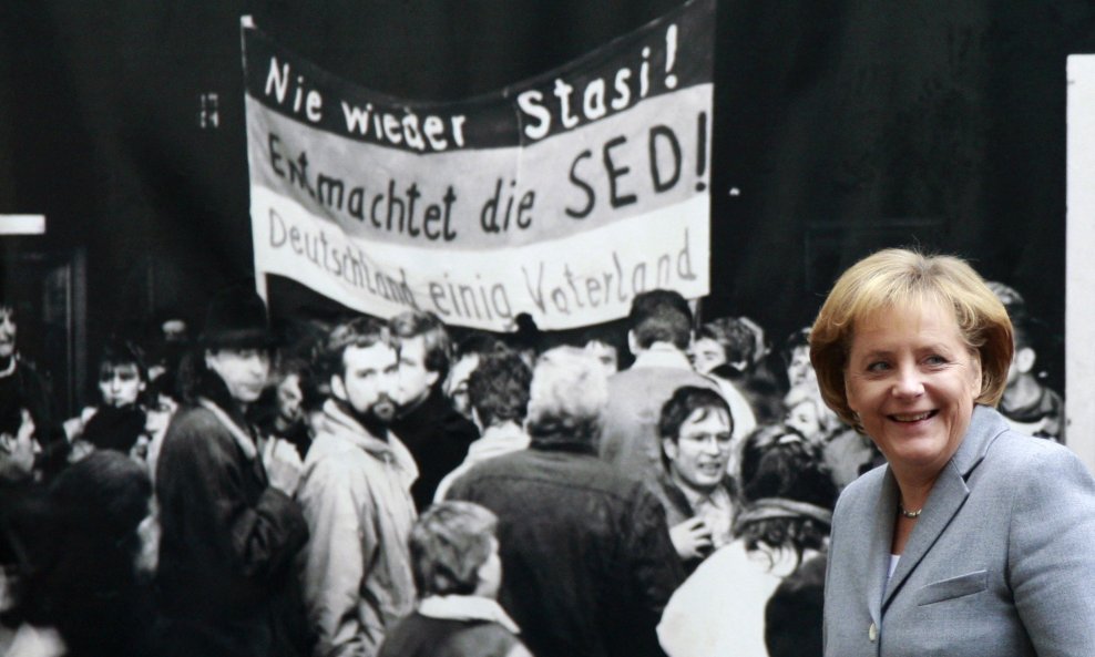 merkel pad berlinski zid