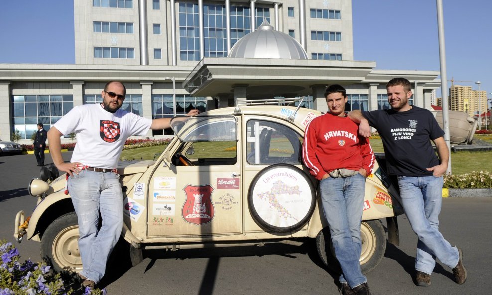 Alan Koletić, Hrvoje Šicel i Marko Zornjak došli su Spacekom od Hrvatske do Astane glavnog grada Kazahstana na posljednju kvalifikacijsku utakmicu za Svjetsko prvenstvo u nogometu u Juznoafričkoj Republici 2010. godine između Kazahstana i Hrvatske. Samobo