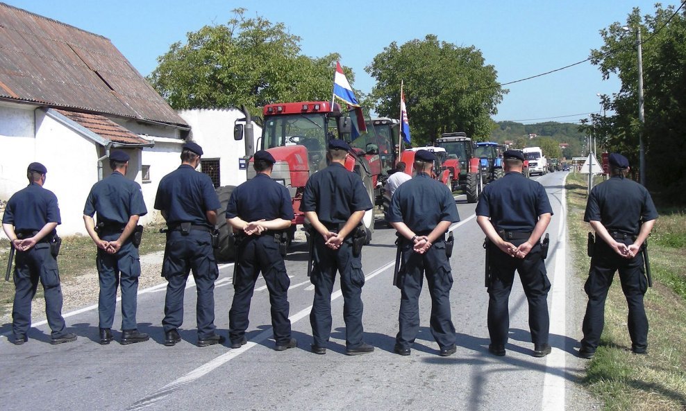 Policija spriječila seljačku blokadu graničnog prijelaza