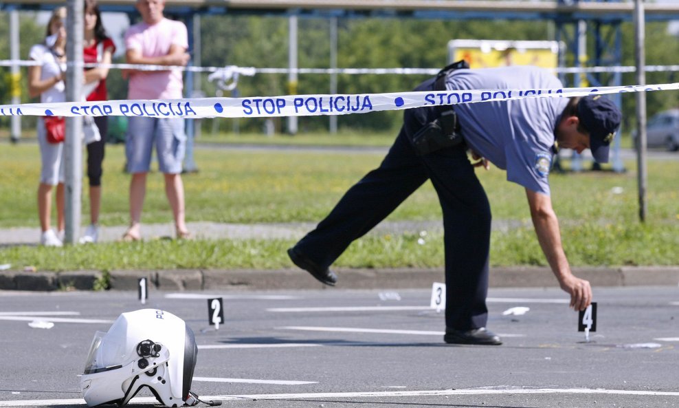 prometna nesreća policajac kaciga