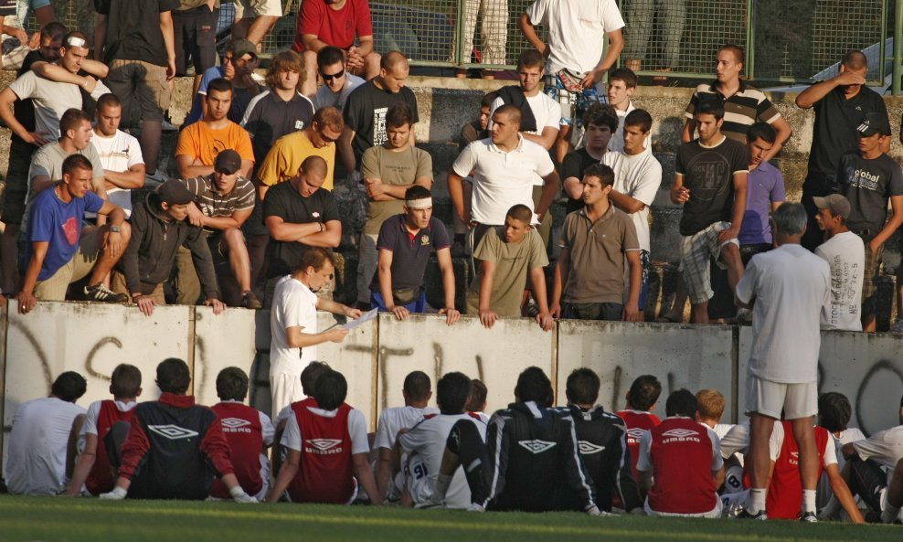 Torcida je posjela igrače na travnjak i očitala im lekciju