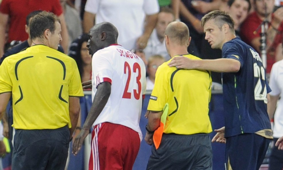 Bišćan je tiješio suca Wilczeka kojeg su domaći navijači pogodili bocom