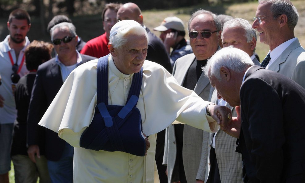 Papa Benedikt XVI. sa slomljenom rukom