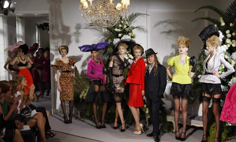 John Galliano sa svojim modelima