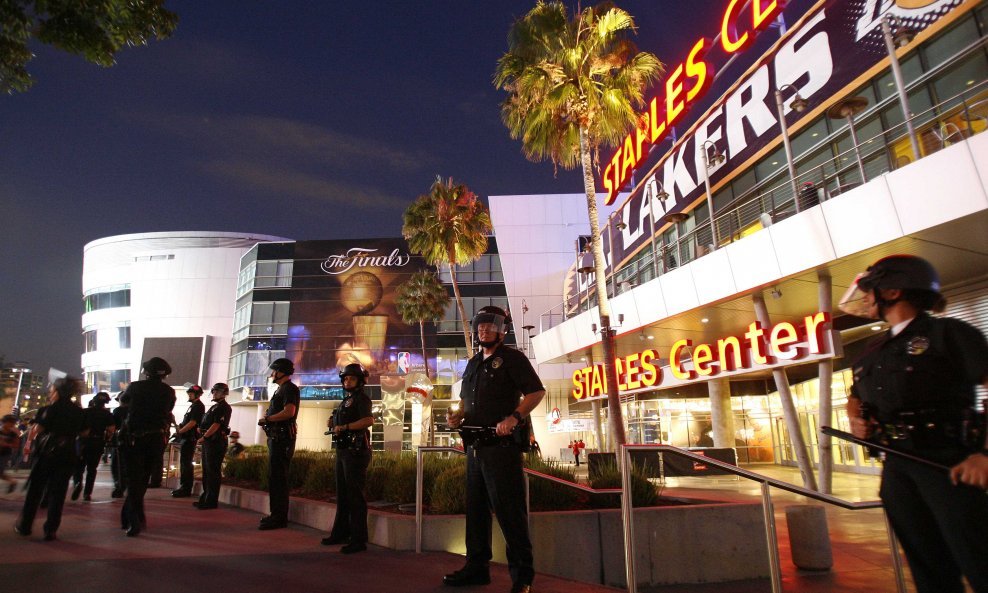 Policija u LA-u ispred dvorane Lakersa