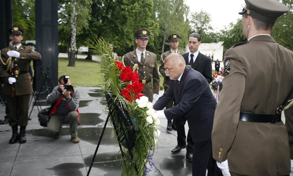 Mesić polaže vijenac