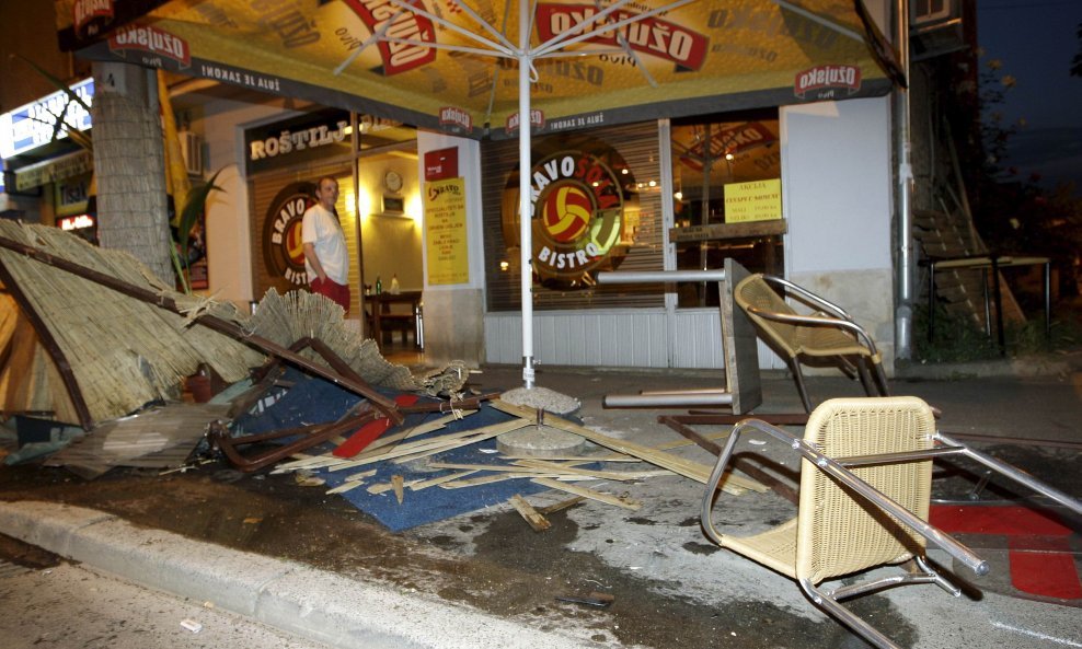 Pizzeria Šola auto uništio terasu