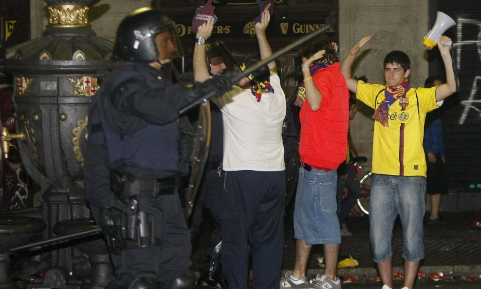 Navijači Barcelone su se sukobili s policijom