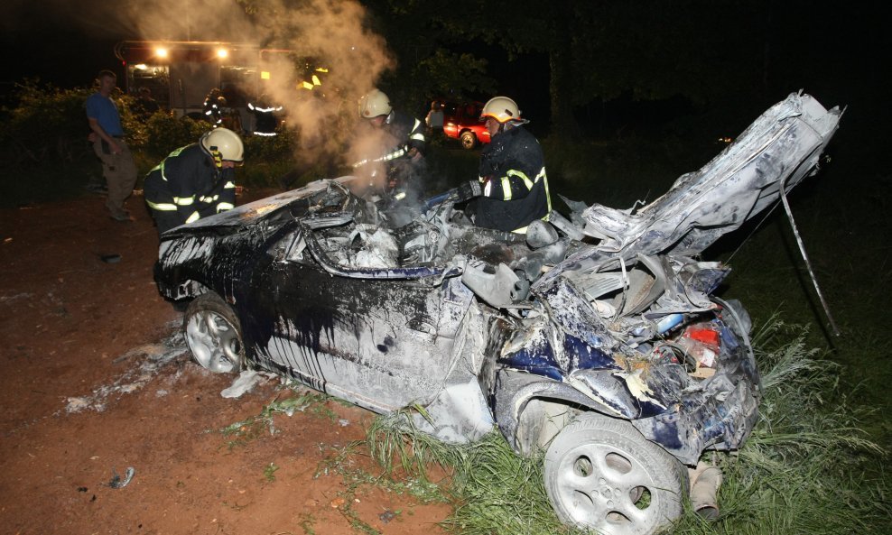 prometna zapaljeni auto