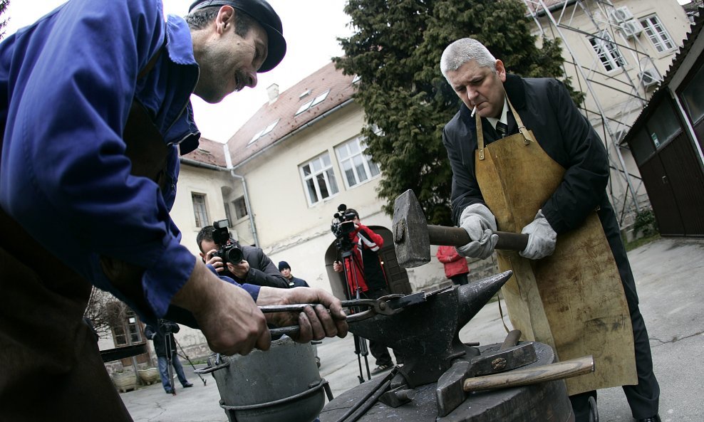 Anto Đapić puši i kuje