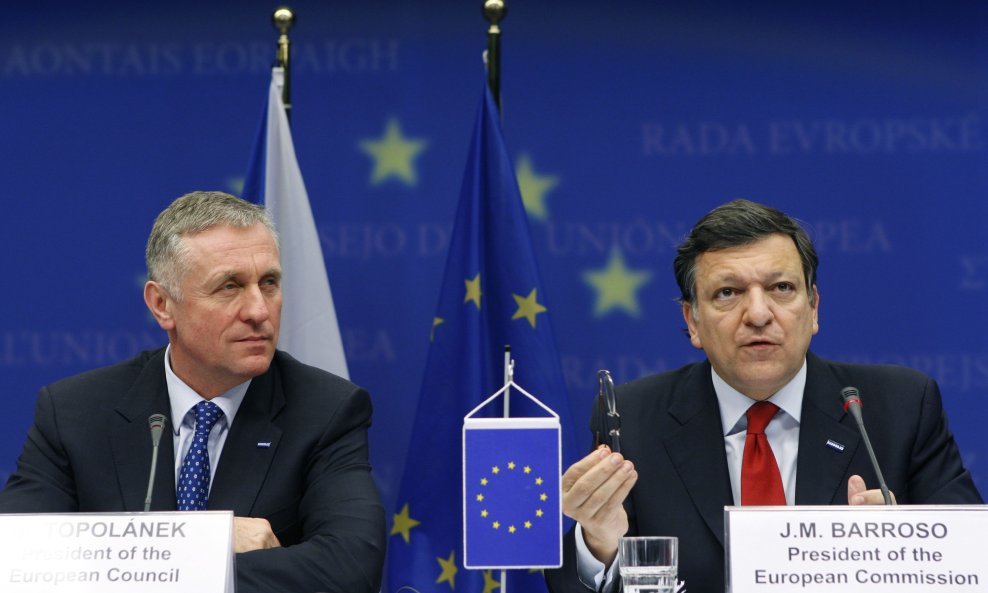 Czech Republic Prime Minister Mirek Topolanek and European Commission President Jose Manuel Barroso (R) address a joint news conference during a two-day EU leaders summit in Brussels March 19, 2009.    REUTERS/Francois Lenoir (BELGIUM POLITICS)