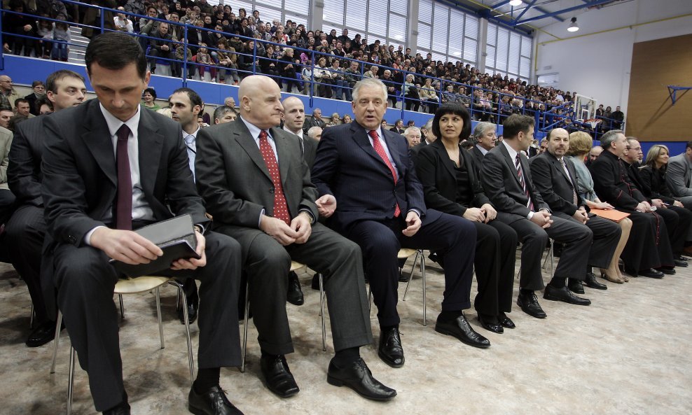 U mjestu Kotoriba otvorena je nova skola i sportska dvorana u sklopu skole. Otvorenju je nazocio premijer Ivo Sanader. Na slici: s lijeva ministar Dragan Primorac, potpredsjednik Sabora Ivan Jarnjak, premijer Ivo Sanader