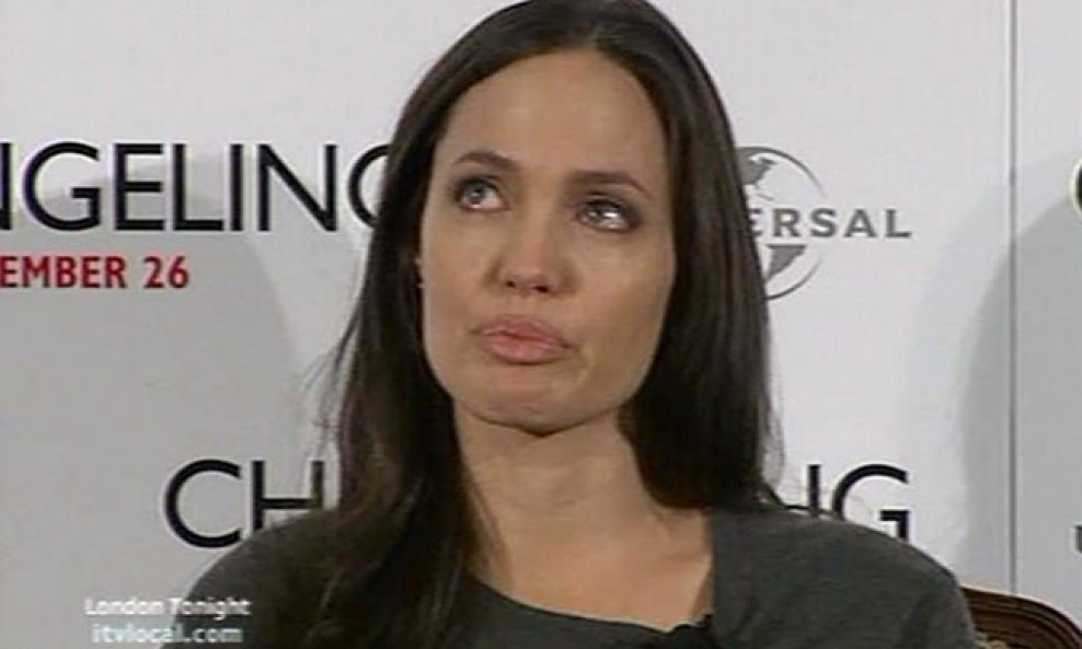 angelinajolieRUCKAS_650x498