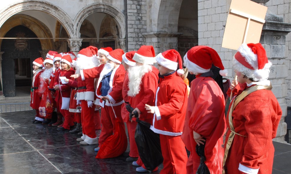 maškare djeca djedovi božićnjaci