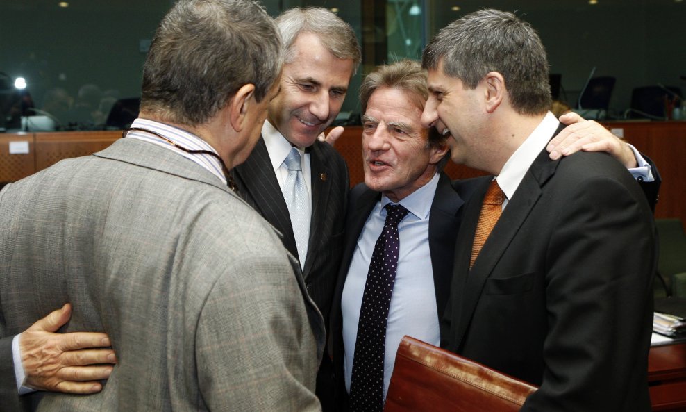 (L-R) Czech Republic's Foreign Minister Karel Schwarzenberg, his Lithuanian counterpart Vygaudas Usackas, his French counterpart Bernard Kouchner and his Austrian counterpart Michael Spindelegger gather at the start of an European foreign ministers meetin