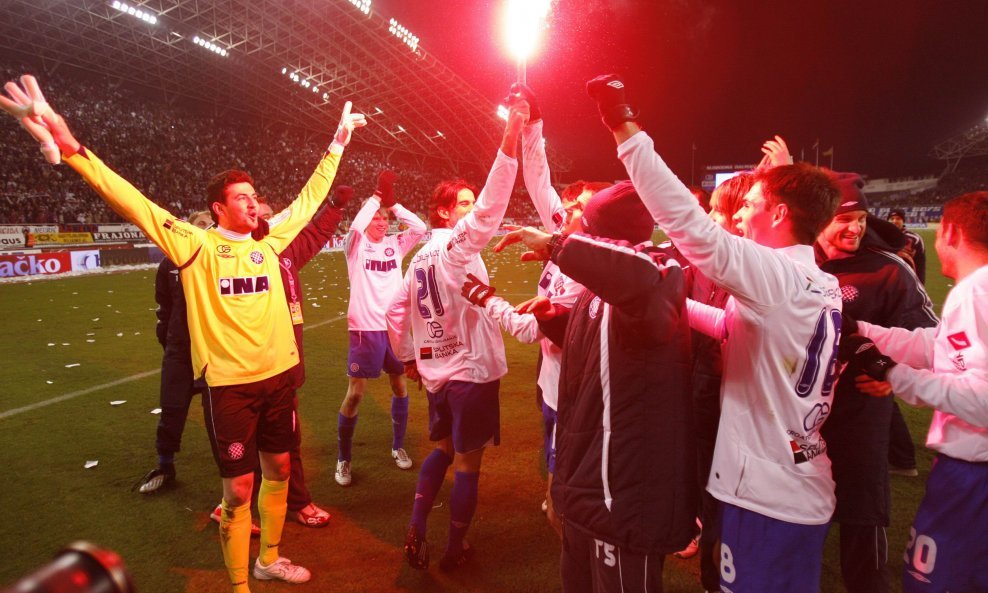 Slavlje Hajdukovaca nakon pobjede nad dinamom, s upaljenom bakljom drago gabrić i giovanni rosso