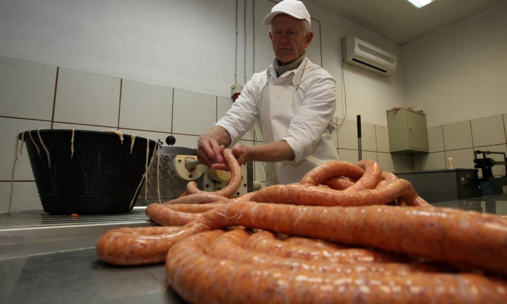 Mesar Marko Kaselj nadjeva kobasičetinu