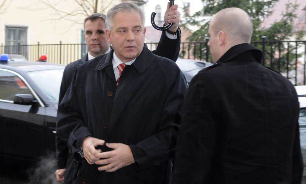 Sanader s tjelohraniteljima ispod kišobrana