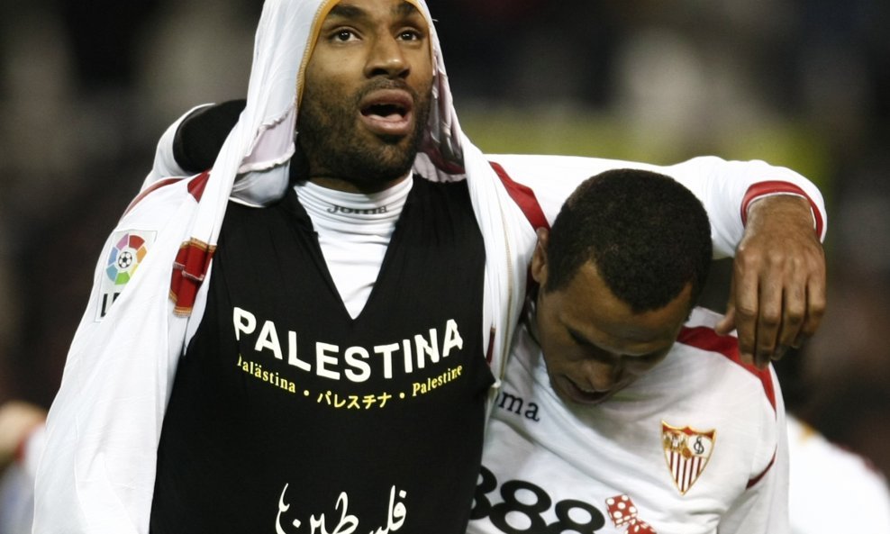 Frederic Kanoute napadač Seville s majicom Palestina