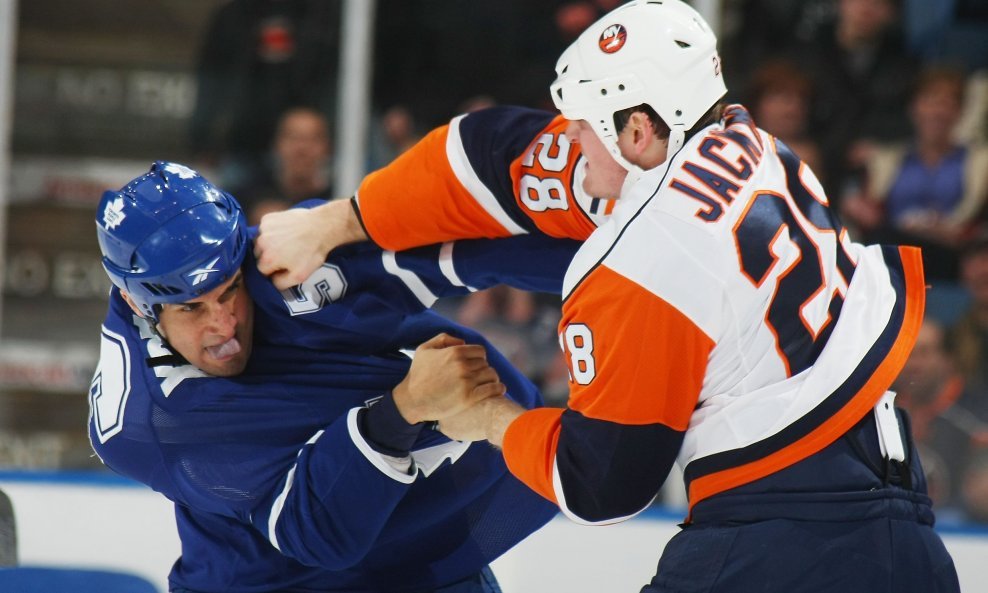 Andre Deveaux (Toronto Maple Leafs, lijevo) Tim Jackman (New York Islanders)