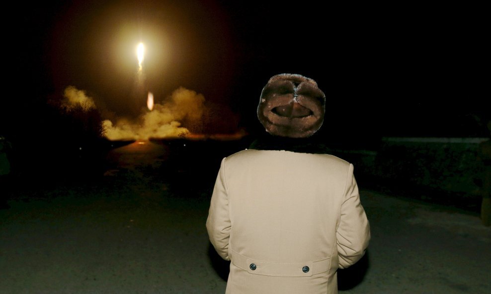 Kim jong Un pozorno prati lansiranje rakete