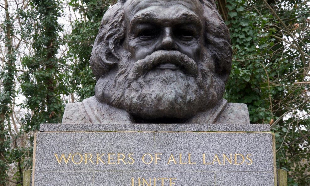 Velika bista Karla Marxa stoji u Londonu na groblju Highgate gdje je pokopan, a mnogo veću Kinezi su obećali njegovu rodnom gradu Trieru