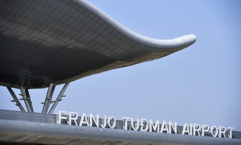 ...no fotografija otprije nekoliko dana pokazuje da je taj natpis promijenjen u ispravno "Franjo Tuđman Airport"