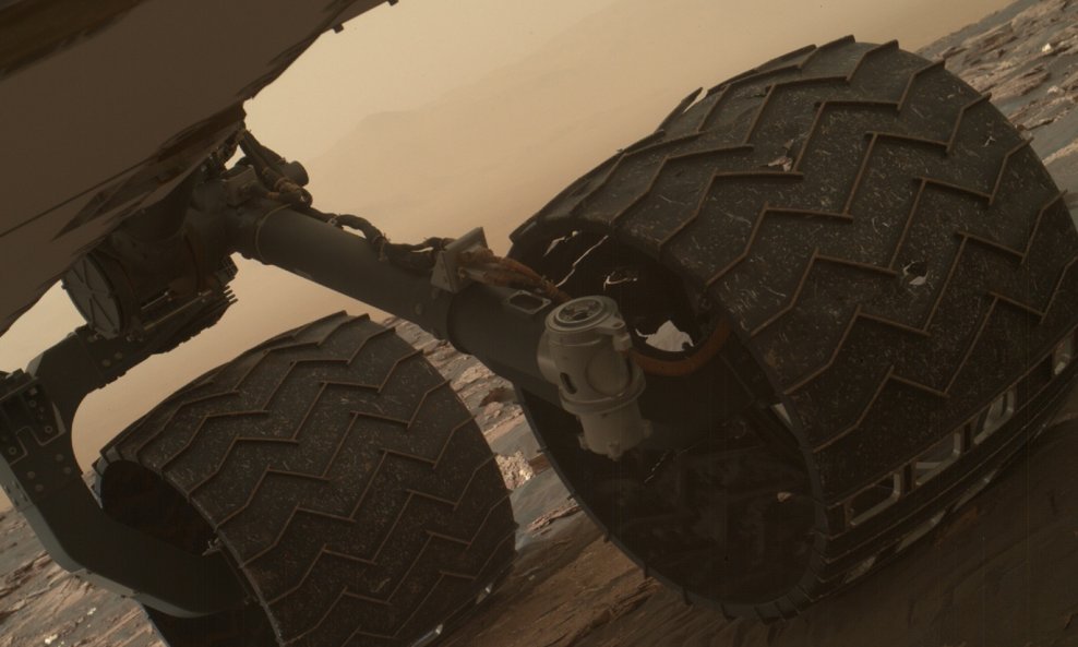 Kotač rovera Curiosity se izlomio na više lokacija